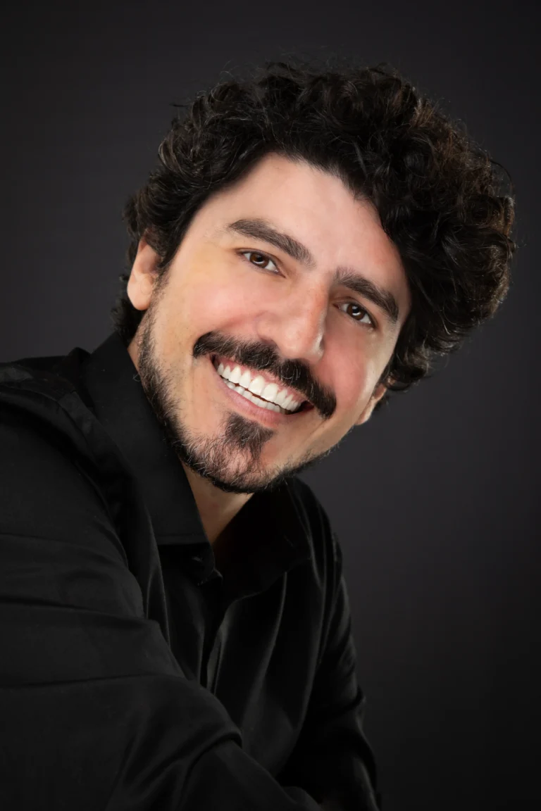 Retrato Corporativo do Douglas Rosa Realizado no Tiaraju Estúdio Fotográfico