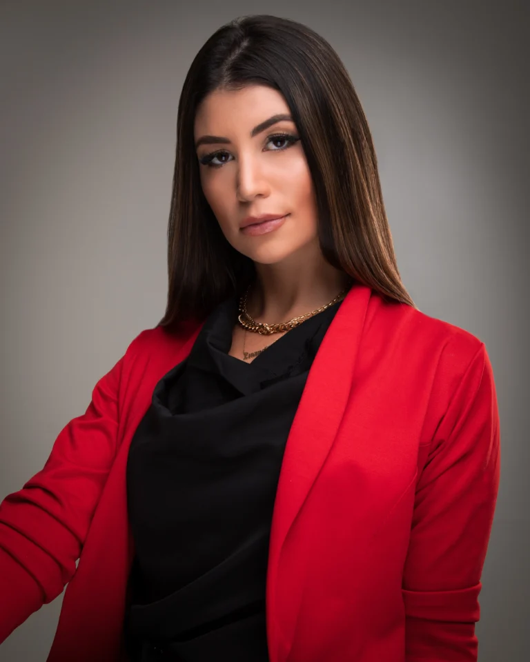 Retrato Corporativo da advogada Luana no Tiaraju Estúdio Fotográfico